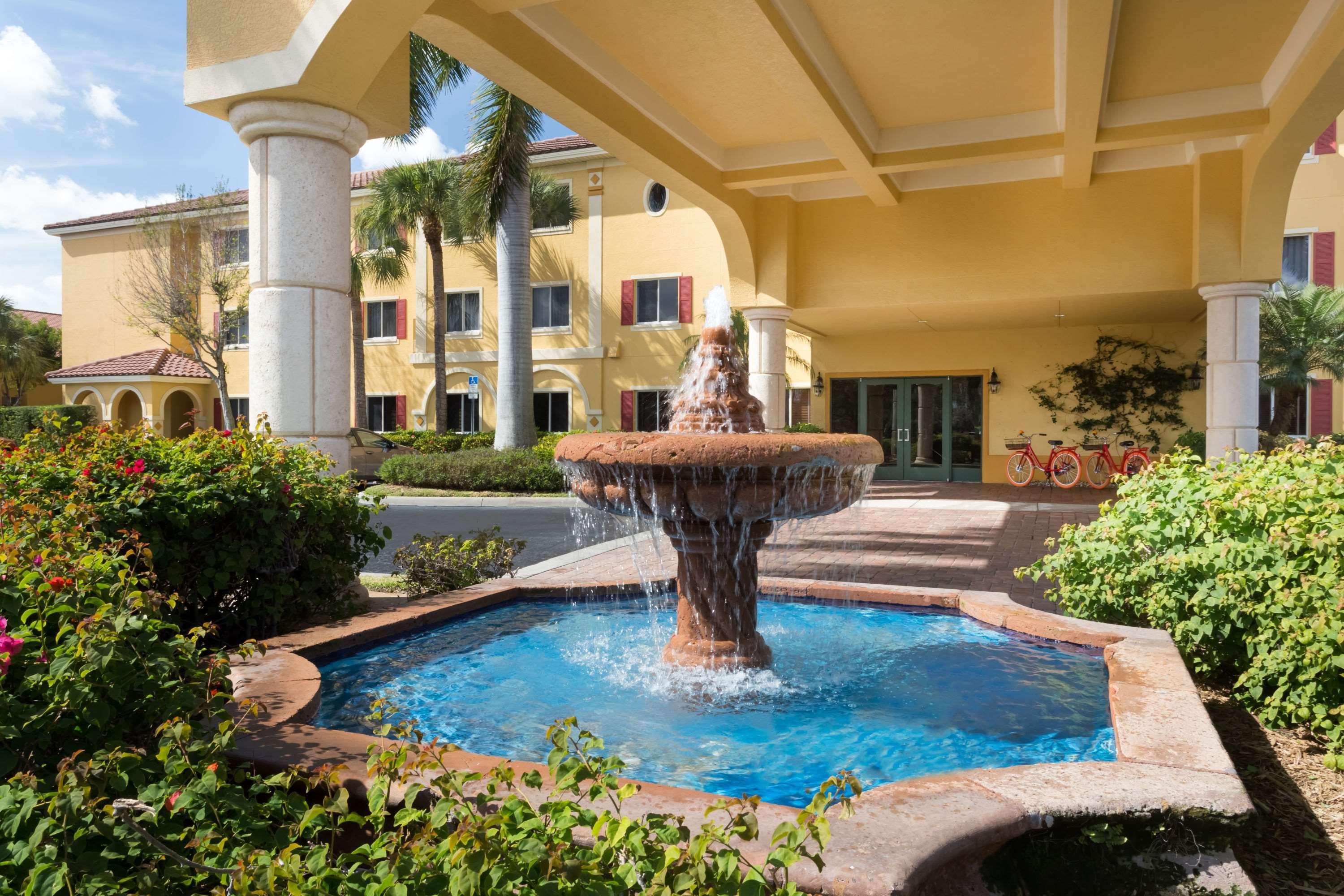Hawthorn Extended Stay By Wyndham North Naples Екстериор снимка