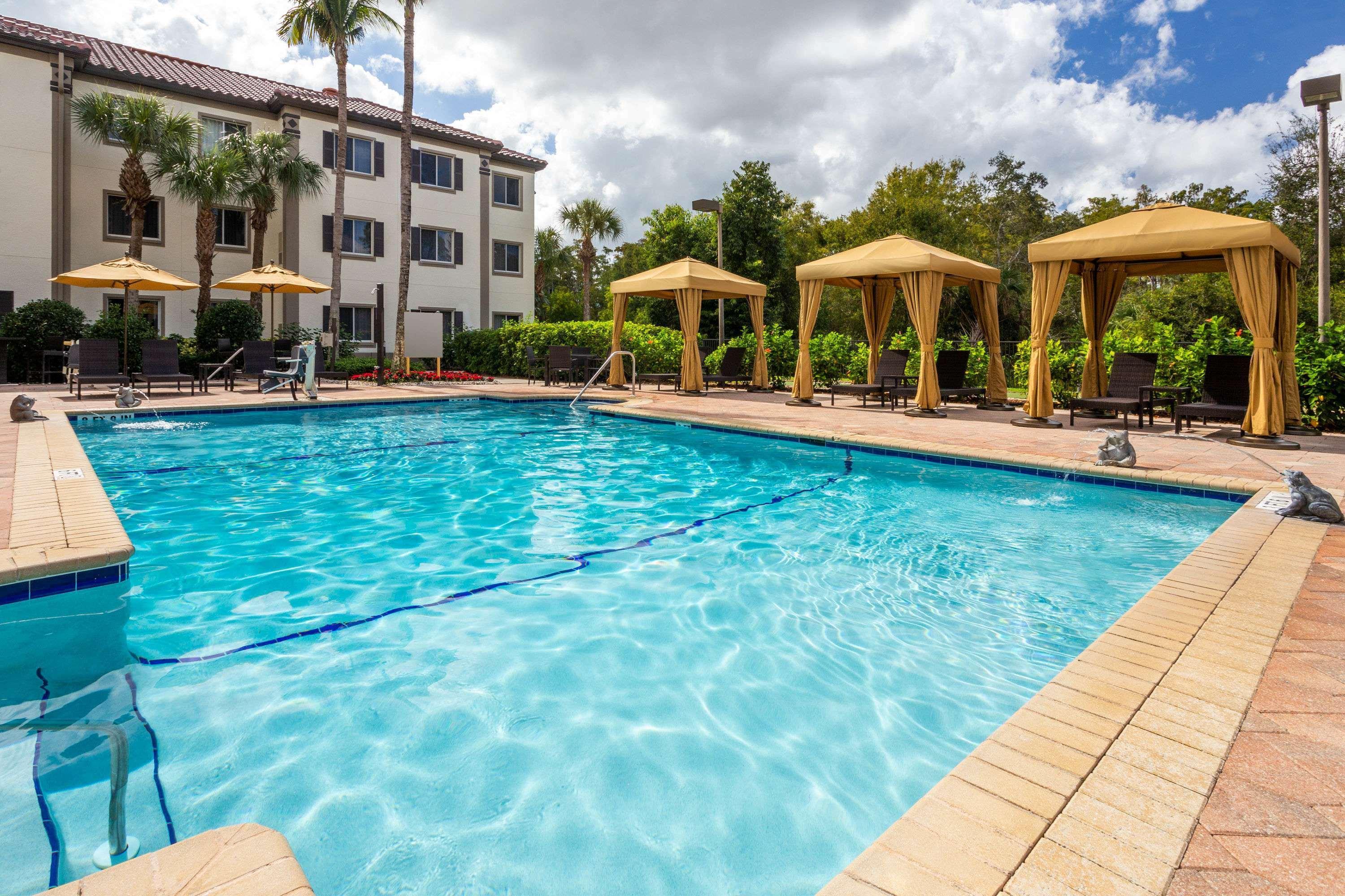 Hawthorn Extended Stay By Wyndham North Naples Екстериор снимка