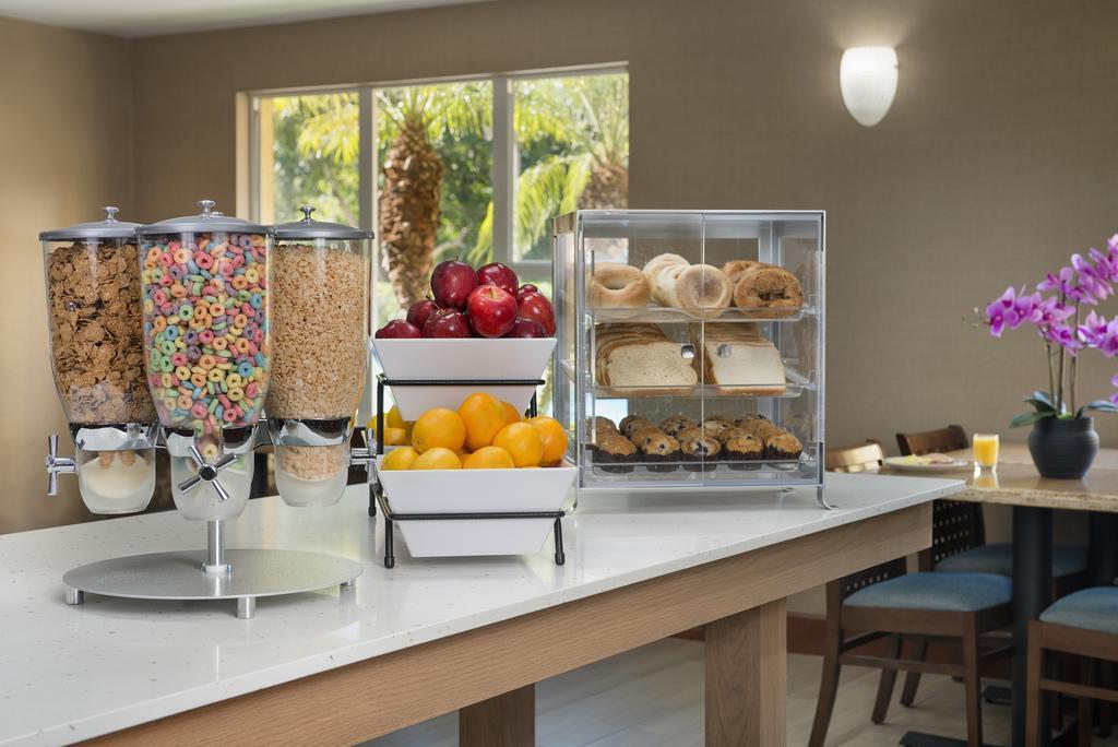 Hawthorn Extended Stay By Wyndham North Naples Екстериор снимка