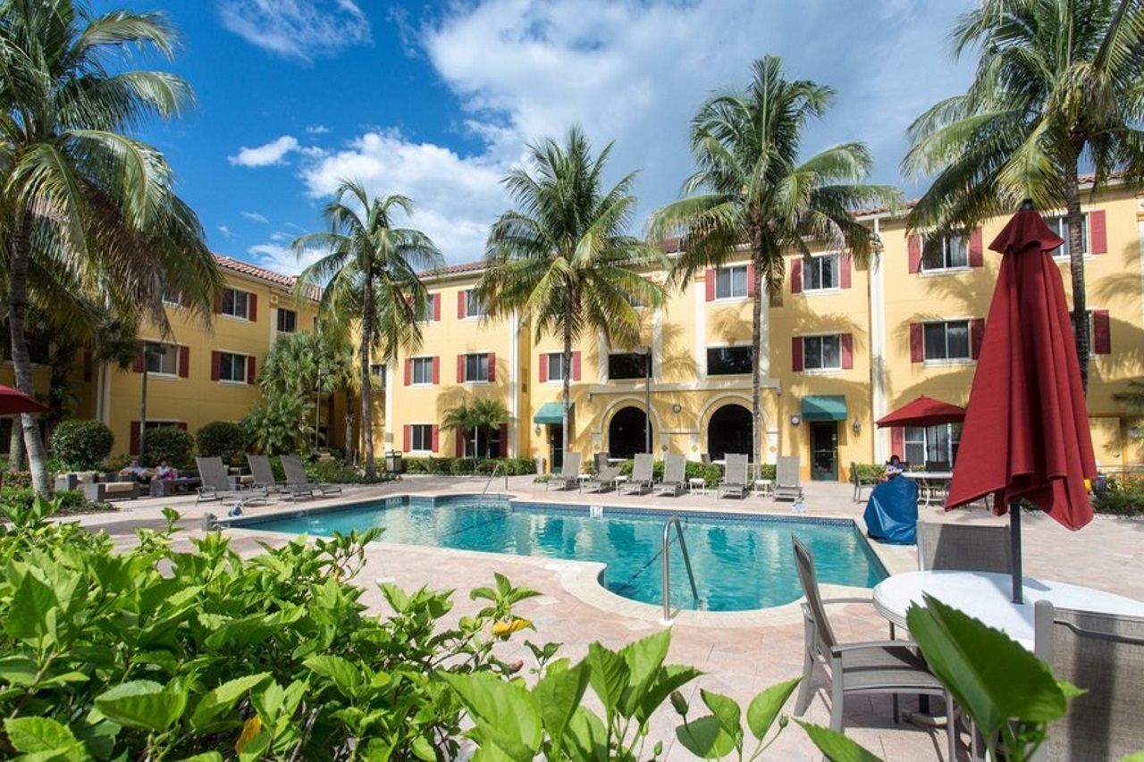 Hawthorn Extended Stay By Wyndham North Naples Екстериор снимка
