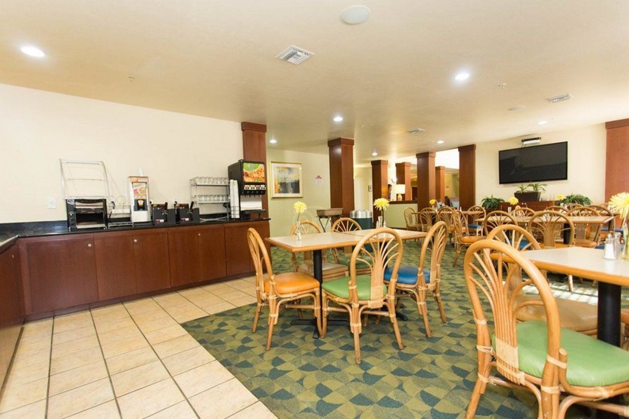 Hawthorn Extended Stay By Wyndham North Naples Екстериор снимка