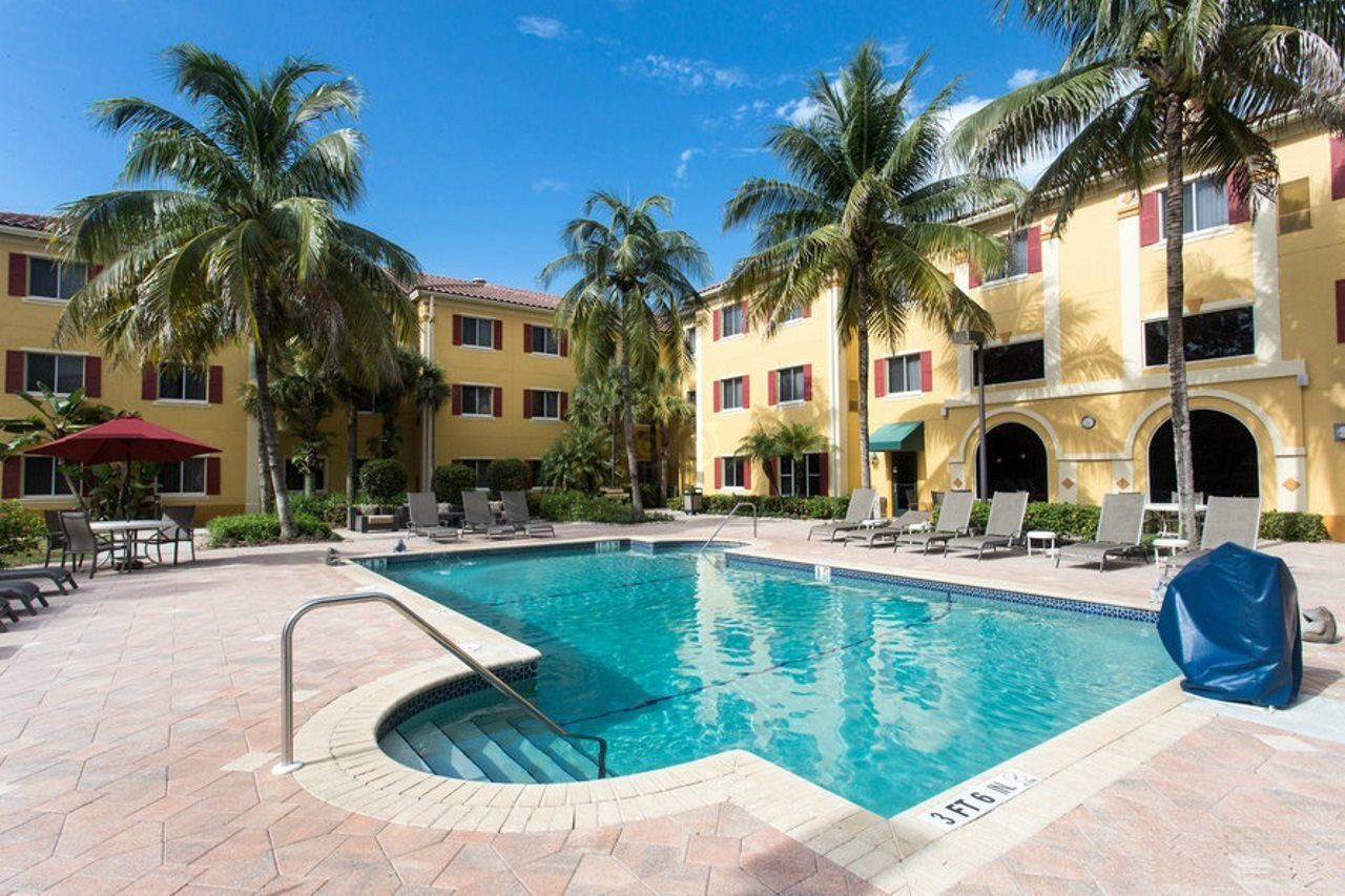 Hawthorn Extended Stay By Wyndham North Naples Екстериор снимка